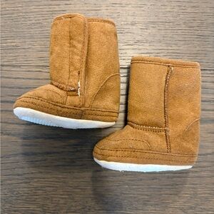 Children’s place suede warm Sherpa booties 0-3M brand new
